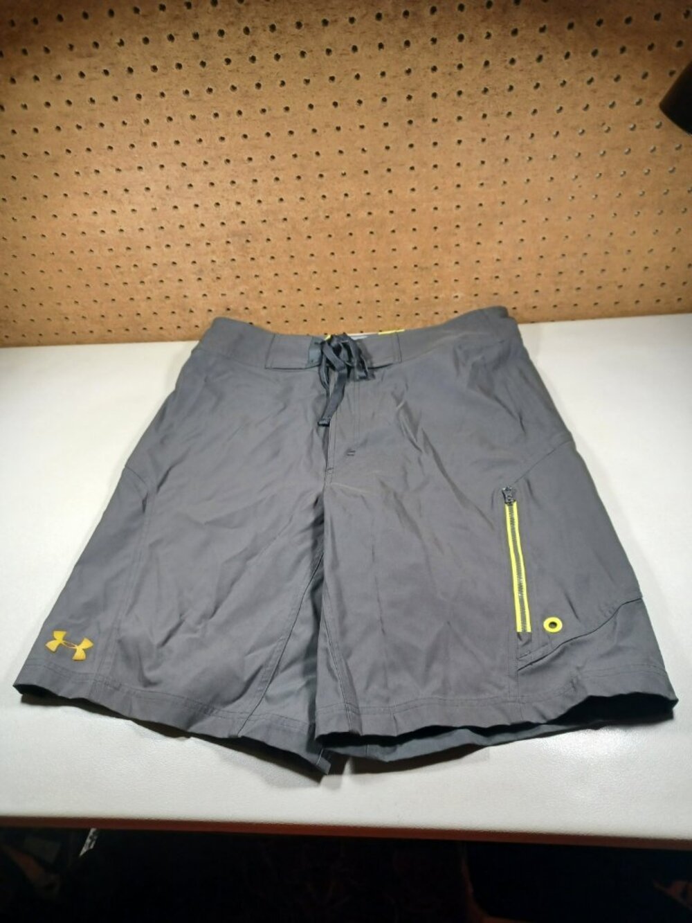 Under Armour mens gray charteuse cargo hiking board shorts 32